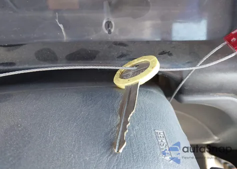 2000 Chevrolet Tracker из США, поврежденный, VIN 2CNBJ1863Y6920157